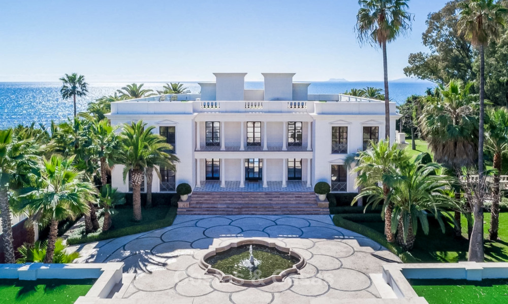 Prestigieuze en vorstelijke eerstelijnstrand villa te koop, in klassieke stijl, tussen Marbella en Estepona 5526