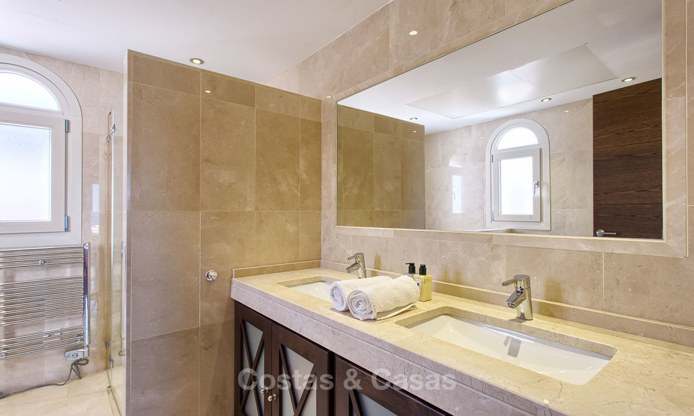 Ruime en aantrekkelijke gerenoveerde villa met zeezicht te koop, La Duquesa, Manilva, Costa del Sol 5549