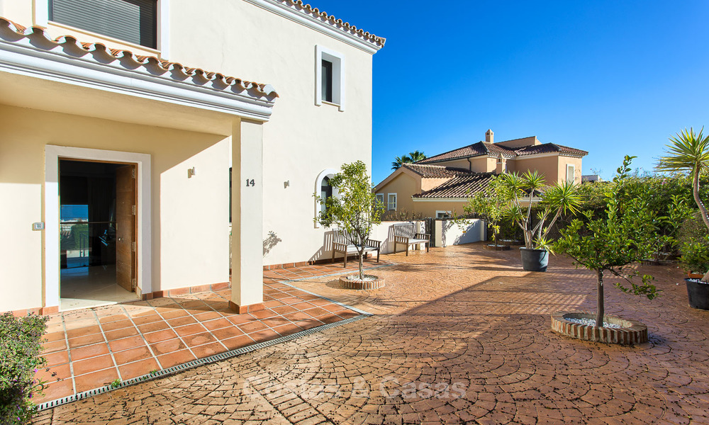 Ruime en aantrekkelijke gerenoveerde villa met zeezicht te koop, La Duquesa, Manilva, Costa del Sol 5558
