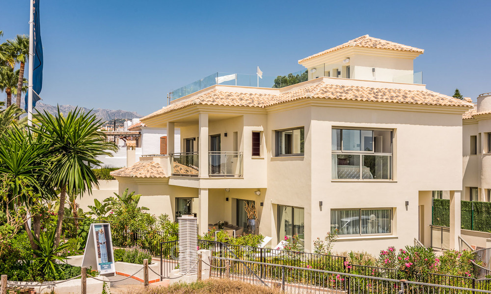 Eerstelijn strand villa te koop in Marbella met prachtig zeezicht 5756