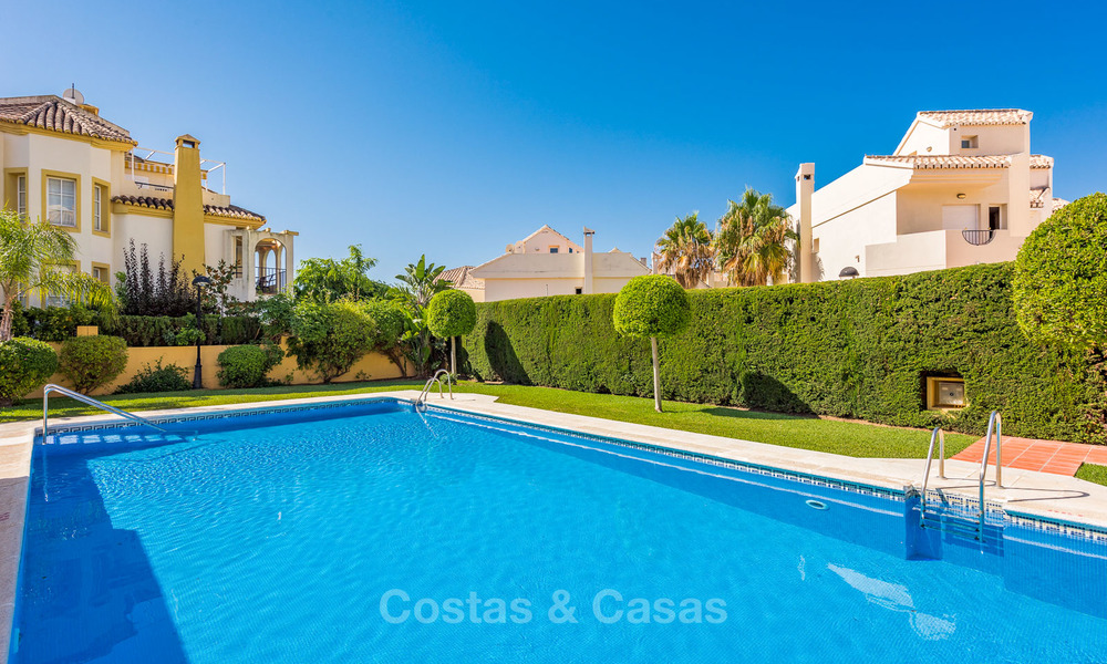 Eerstelijn strand villa te koop in Marbella met prachtig zeezicht 5759