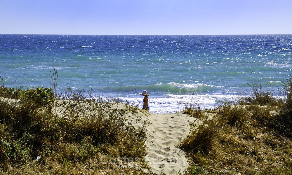 Eerstelijn strand villa te koop in Marbella met prachtig zeezicht 17205