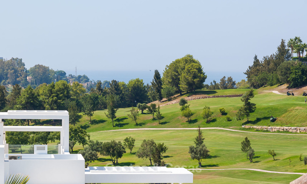 Nieuw, modern verhoogd tuinappartement met uitzicht op golf, bergen en zee, te koop in Benahavis - Marbella 5814