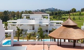 Nieuw, modern verhoogd tuinappartement met uitzicht op golf, bergen en zee, te koop in Benahavis - Marbella 5815 