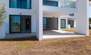Nieuw, modern verhoogd tuinappartement met uitzicht op golf, bergen en zee, te koop in Benahavis - Marbella 5819 