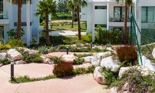 Nieuw, modern verhoogd tuinappartement met uitzicht op golf, bergen en zee, te koop in Benahavis - Marbella 5827 