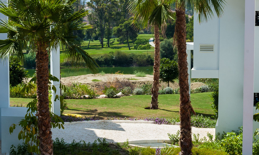 Nieuw, modern verhoogd tuinappartement met uitzicht op golf, bergen en zee, te koop in Benahavis - Marbella 5828