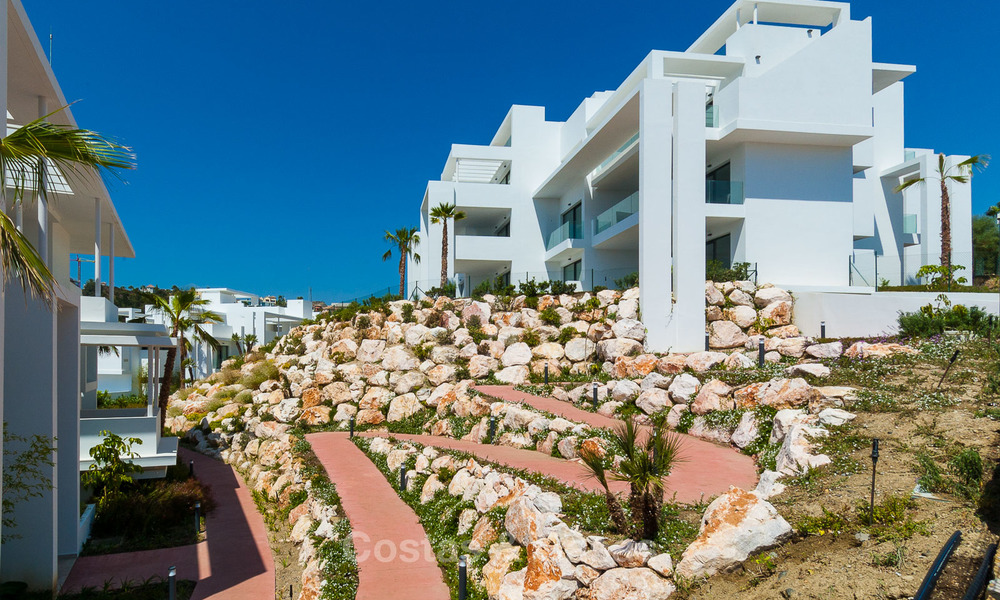 Nieuw, modern verhoogd tuinappartement met uitzicht op golf, bergen en zee, te koop in Benahavis - Marbella 5830