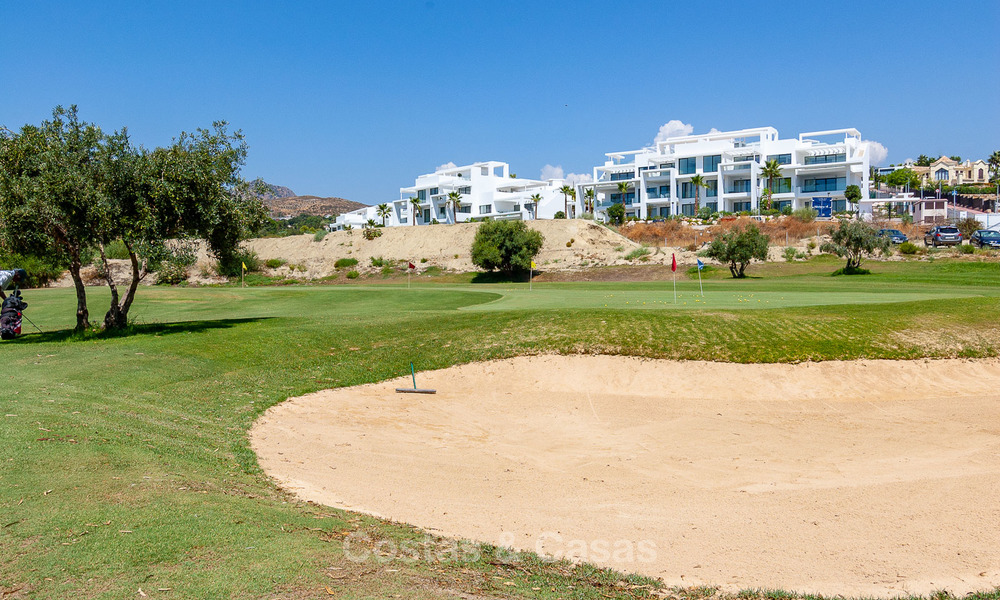 Nieuw, modern verhoogd tuinappartement met uitzicht op golf, bergen en zee, te koop in Benahavis - Marbella 5798