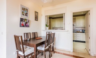 Ruim penthouse appartement in een luxueus complex te koop, strandzijde Elviria, Marbella 6003 