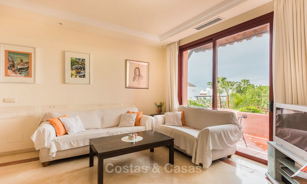 Ruim penthouse appartement in een luxueus complex te koop, strandzijde Elviria, Marbella 6005