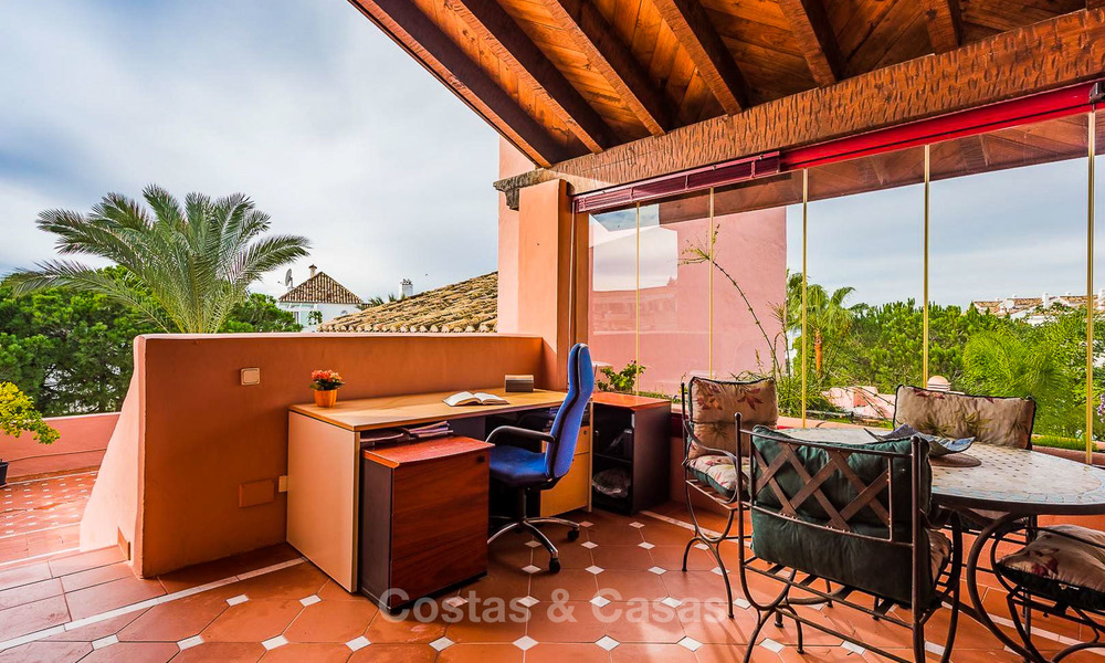 Ruim penthouse appartement in een luxueus complex te koop, strandzijde Elviria, Marbella 6006
