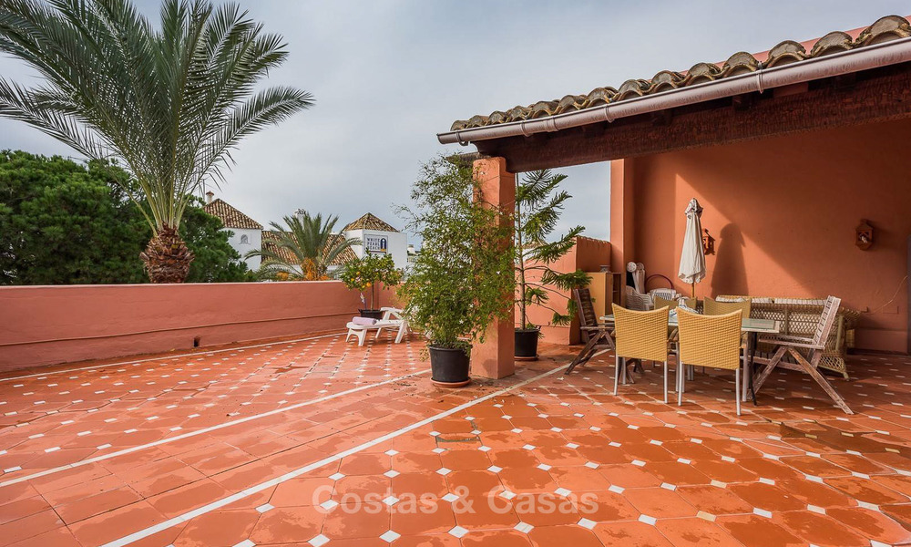 Ruim penthouse appartement in een luxueus complex te koop, strandzijde Elviria, Marbella 6007