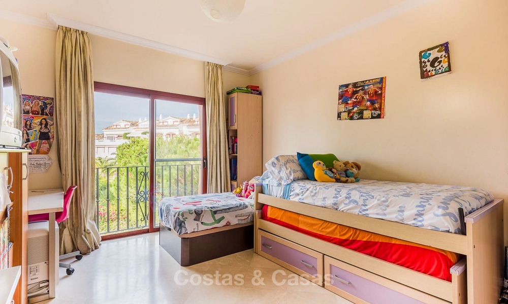 Ruim penthouse appartement in een luxueus complex te koop, strandzijde Elviria, Marbella 6008