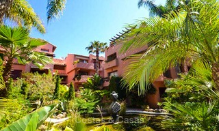 Ruim penthouse appartement in een luxueus complex te koop, strandzijde Elviria, Marbella 6016 