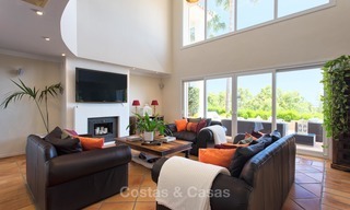 Designer villa in Andalusische stijl te koop, prachtig uitzicht op zee, nabij golf en strand, Marbella 6076 