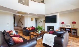 Designer villa in Andalusische stijl te koop, prachtig uitzicht op zee, nabij golf en strand, Marbella 6077 