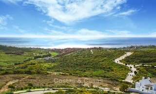 Nieuwe, avant-garde geschakelde huizen te koop, adembenemend uitzicht op zee, Casares, Costa del Sol. Instapklaar. 6106 