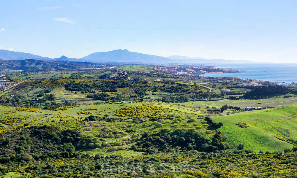 Nieuwe, avant-garde geschakelde huizen te koop, adembenemend uitzicht op zee, Casares, Costa del Sol. Instapklaar. 6109