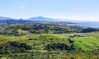 Nieuwe, avant-garde geschakelde huizen te koop, adembenemend uitzicht op zee, Casares, Costa del Sol. Instapklaar. 6109 