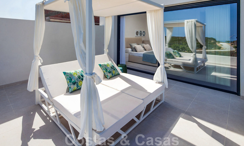 Nieuwe, avant-garde geschakelde huizen te koop, adembenemend uitzicht op zee, Casares, Costa del Sol. Instapklaar. 41376