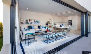 Nieuwe, avant-garde geschakelde huizen te koop, adembenemend uitzicht op zee, Casares, Costa del Sol. Instapklaar. 41380 