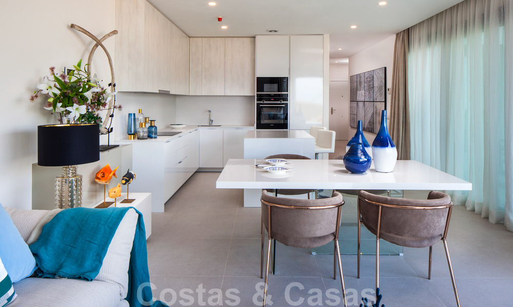 Nieuwe, avant-garde geschakelde huizen te koop, adembenemend uitzicht op zee, Casares, Costa del Sol. Instapklaar. 41381
