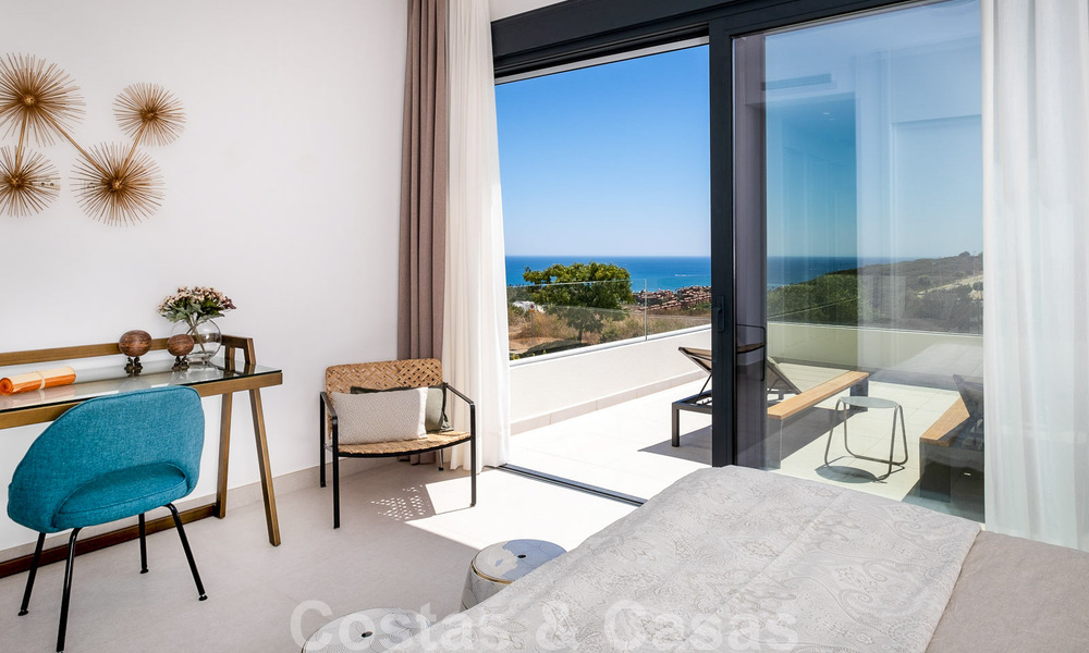 Nieuwe, avant-garde geschakelde huizen te koop, adembenemend uitzicht op zee, Casares, Costa del Sol. Instapklaar. 41397