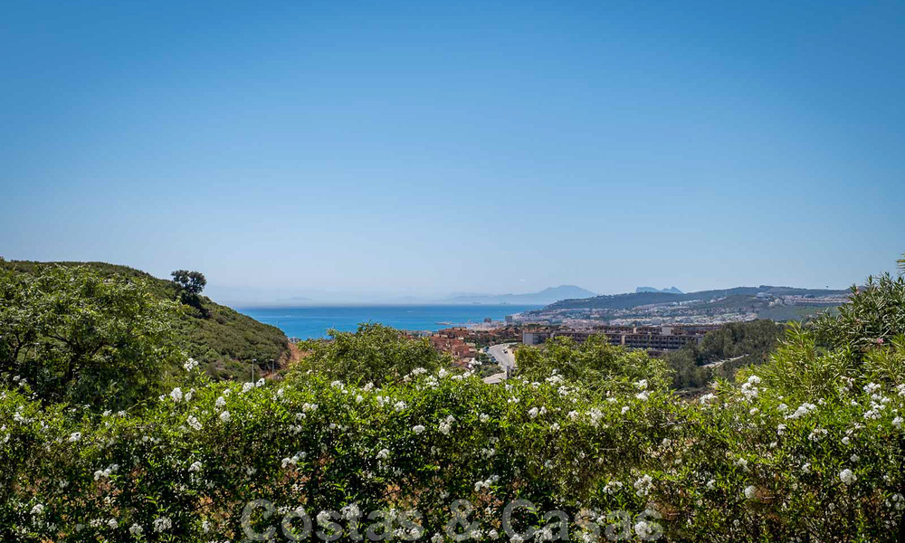 Nieuwe, avant-garde geschakelde huizen te koop, adembenemend uitzicht op zee, Casares, Costa del Sol. Instapklaar. 41398