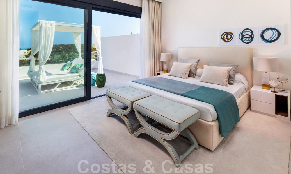 Nieuwe, avant-garde geschakelde huizen te koop, adembenemend uitzicht op zee, Casares, Costa del Sol. Instapklaar. 41427
