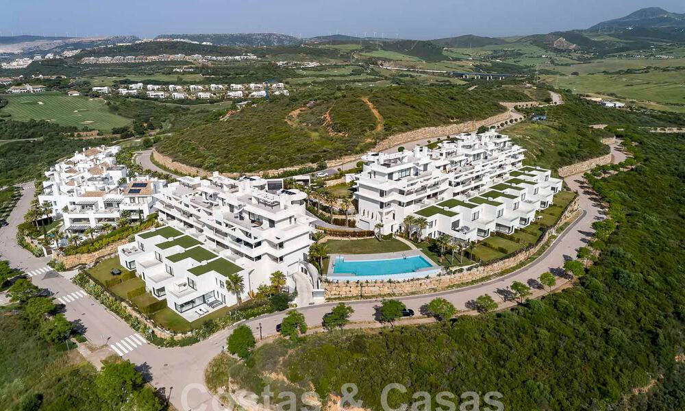 Nieuwe, avant-garde geschakelde huizen te koop, adembenemend uitzicht op zee, Casares, Costa del Sol. Instapklaar. 44303