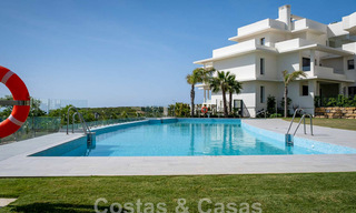 Nieuwe, avant-garde geschakelde huizen te koop, adembenemend uitzicht op zee, Casares, Costa del Sol. Instapklaar. 44307 