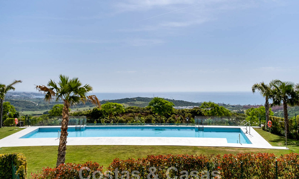 Nieuwe, avant-garde geschakelde huizen te koop, adembenemend uitzicht op zee, Casares, Costa del Sol. Instapklaar. 44308