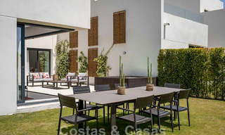 Nieuwe, avant-garde geschakelde huizen te koop, adembenemend uitzicht op zee, Casares, Costa del Sol. Instapklaar. 44315 