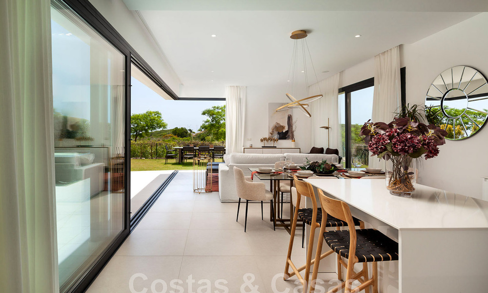 Nieuwe, avant-garde geschakelde huizen te koop, adembenemend uitzicht op zee, Casares, Costa del Sol. Instapklaar. 44316