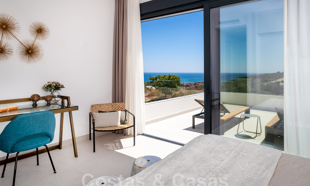 Nieuwe, avant-garde geschakelde huizen te koop, adembenemend uitzicht op zee, Casares, Costa del Sol. Instapklaar. 44318