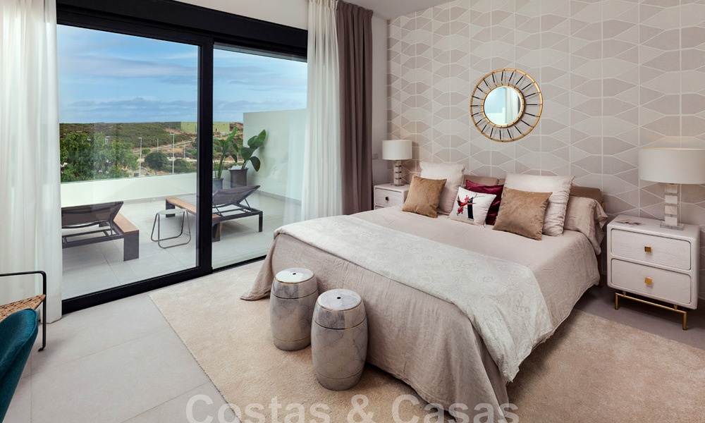 Nieuwe, avant-garde geschakelde huizen te koop, adembenemend uitzicht op zee, Casares, Costa del Sol. Instapklaar. 44319
