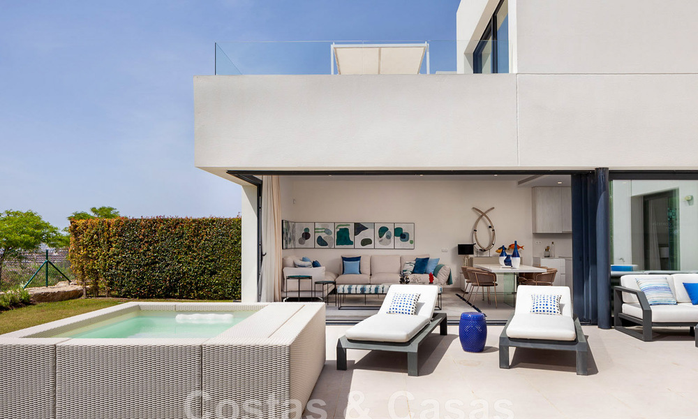 Nieuwe, avant-garde geschakelde huizen te koop, adembenemend uitzicht op zee, Casares, Costa del Sol. Instapklaar. 44324