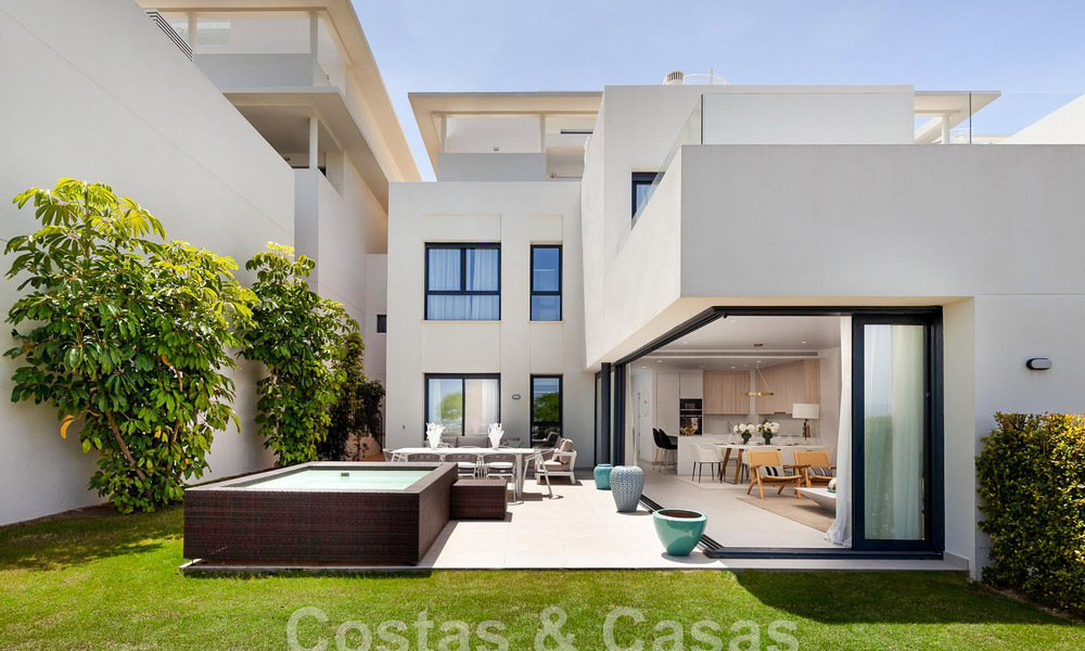Nieuwe, avant-garde geschakelde huizen te koop, adembenemend uitzicht op zee, Casares, Costa del Sol. Instapklaar. 44327