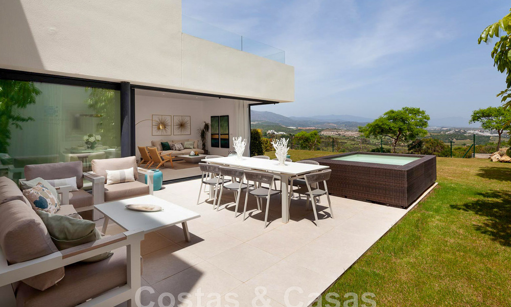 Nieuwe, avant-garde geschakelde huizen te koop, adembenemend uitzicht op zee, Casares, Costa del Sol. Instapklaar. 44328