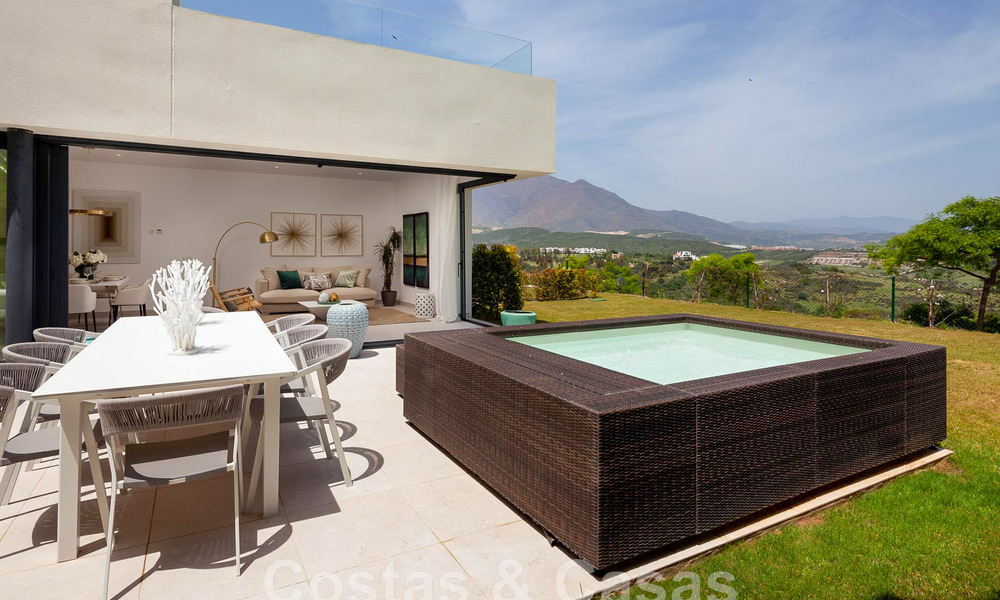 Nieuwe, avant-garde geschakelde huizen te koop, adembenemend uitzicht op zee, Casares, Costa del Sol. Instapklaar. 44329