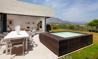 Nieuwe, avant-garde geschakelde huizen te koop, adembenemend uitzicht op zee, Casares, Costa del Sol. Instapklaar. 44329 