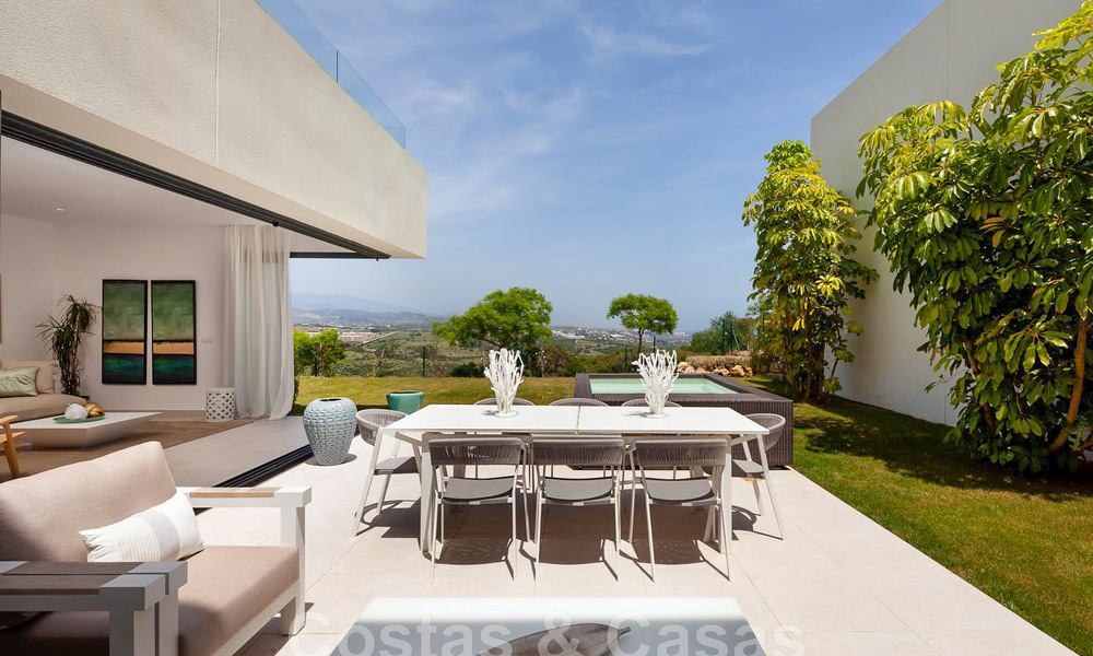 Nieuwe, avant-garde geschakelde huizen te koop, adembenemend uitzicht op zee, Casares, Costa del Sol. Instapklaar. 44330