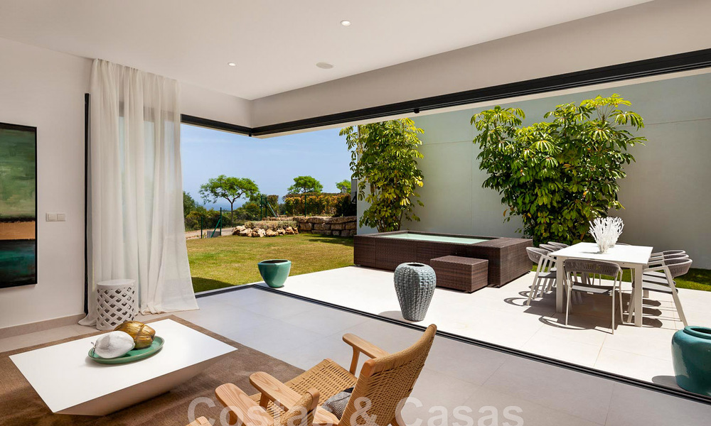 Nieuwe, avant-garde geschakelde huizen te koop, adembenemend uitzicht op zee, Casares, Costa del Sol. Instapklaar. 44331