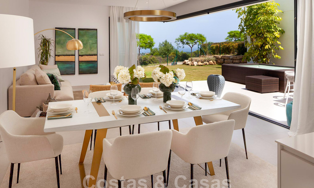 Nieuwe, avant-garde geschakelde huizen te koop, adembenemend uitzicht op zee, Casares, Costa del Sol. Instapklaar. 44335