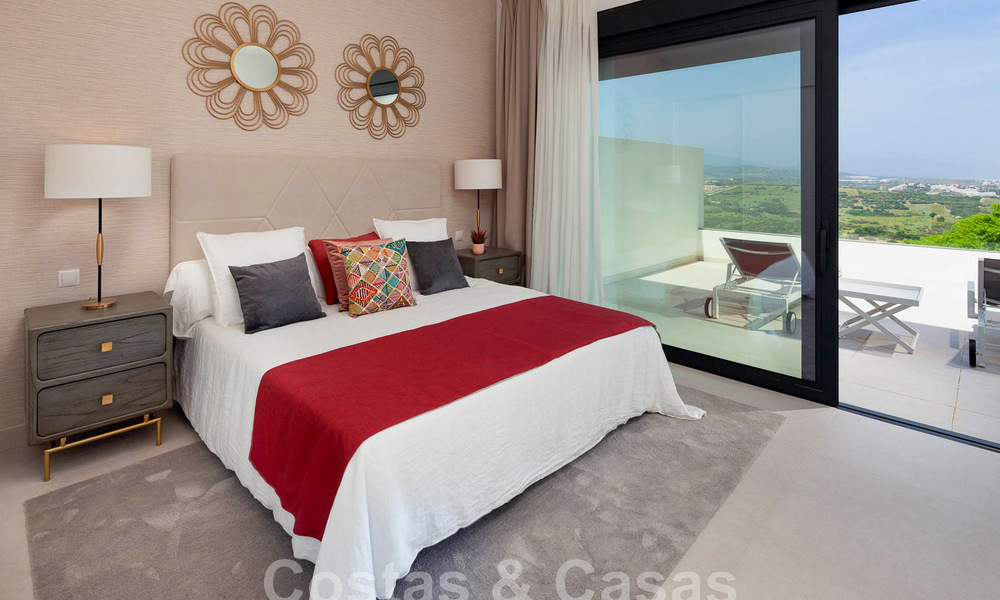 Nieuwe, avant-garde geschakelde huizen te koop, adembenemend uitzicht op zee, Casares, Costa del Sol. Instapklaar. 44339
