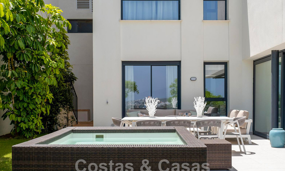 Nieuwe, avant-garde geschakelde huizen te koop, adembenemend uitzicht op zee, Casares, Costa del Sol. Instapklaar. 44340