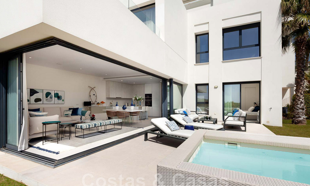 Nieuwe, avant-garde geschakelde huizen te koop, adembenemend uitzicht op zee, Casares, Costa del Sol. Instapklaar. 44347
