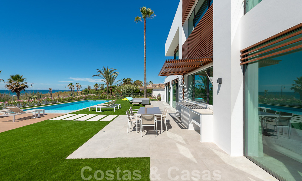 Instapklare ultramoderne design villa direct aan het strand te koop, New Golden Mile, Marbella - Estepona. Verlaagd in prijs! 34275