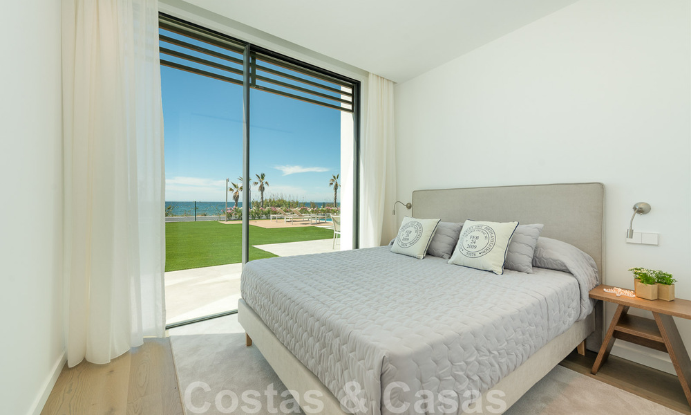 Instapklare ultramoderne design villa direct aan het strand te koop, New Golden Mile, Marbella - Estepona. Verlaagd in prijs! 34278